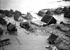 De watersnood van 1953 staat in het collectief geheugen gegrift. Frenkie On Twitter Otd 1 Feb 1953 Watersnoodramp In Nl A North Sea Flood Caused By The Combination Of Wind High Tide And Low Pressure Strikes Uk Nl And Belgium Killing 2551