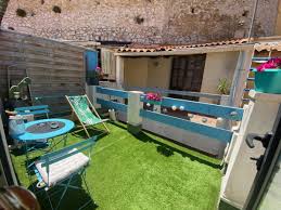 Yes, la cabane du pêcheur offers an airport shuttle for guests. Cabanon De Pecheur Marseille Tarifs 2021