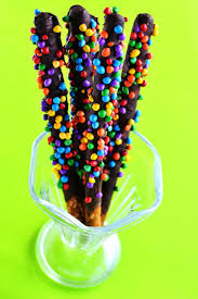 Bride and groom pretzel wedding favors tutorial. Chocolate Pretzel Rods Diy Wedding Favors