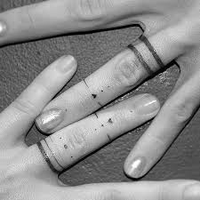 Tattoos Von Brautpaaren Als Ersatz Fur Eheringe Ehering Tattoo Paar Tattoos Ehering Tattoos