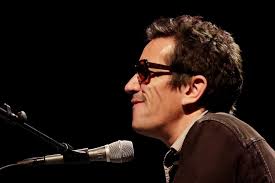 A.J. Croce op zijn praatstoel achter de vleugel