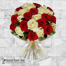 North suburban floral services company offers fresh flower delivery des plaines. Christmas Bouquet With White And Red Roses Russia Flower Delivery Flower Russia Com