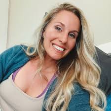 Doing a painting for someone I love so dearly is always a total treat 💖my  darling best /my daughters Godmother turned 40 week so she gets the  mandatory hand crafted gift🥰 My