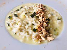 Impiattate, condite con un filo d'olio a crudo e servite subito il. Risotto Zucchine Scamorza E Mandorle Emozionare In Cucina