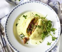 Hefe Hackfleisch Knodel Mit Kasesauce Rezept In 2020 Hackfleisch Knodel Essen Und Trinken