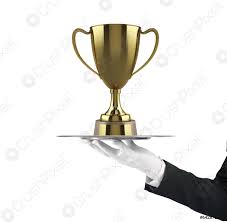 Gleich viermal elf preise gibt es beim gewinnspiel, das zur em 2021 passt. Kellner Der Ein Tablett Mit Fussball Golden Cup Konzept Foto Vorratig Crushpixel