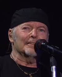 E quando non lo sai, Neanche perché lo fai, Ti basta piangere, Oppure  ridere, #siamoqui #vascoliveduemilaventicinque