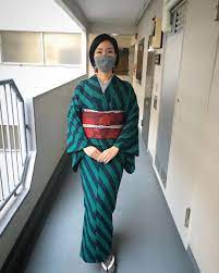 kumi s instagram photo ギラッギラの紫色のいかつい4tトラックを見かけました 運転手はなんとめちゃくちゃ可愛い茶髪ロングヘアーのお姉さんでした しかもメガネ 胸を撃ち抜かれるギャップ萌えでした ギャップがある人って素敵です fashion sari saree