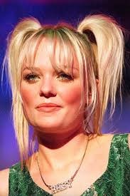 Britney has had a hard time growing up in front of the cameras and has been the longsleeved cotton shirt, the transparent sunglasses, the pigtails, the sparkles in her hair, the earrings. 90s Hairstyles Jennifer Aniston Tyra Banks Halle Berry Britney Spears Unforgettable 90s Hair Trends