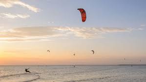Kiteboarding many times said kitesurfing, is an extreme sport where the kiteboarder harnesses the power of the wind with a large controllable power kite (wing) to be propelled across the water, land. Die Besten Spots Zum Kitesurfen Lernen Darauf Musst Du Achten Tui Com Reiseblog