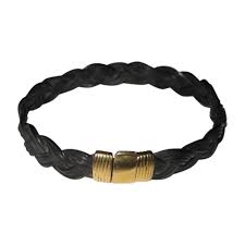 C'est un bracelet de montre en tissu d'une pièce, dans lequel sont insérés deux barrettes qui se fixent dans les cornes. Bracelet Fred Noir Vendu Par Chez Vero 7073565