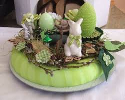 Wunderschoner Osterkranz In Grun Mit Organzaband Und Beiwerk In Verschiedenen Gruntonen Ich Habe Einen Styroporkranz Umwickelt Ostern Ostern Deko Osterkranz