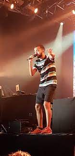 Ils sortent leur premier album la cour des grands en 2015, qui est certifié disque d'or moins de quatre mois après sa sortie puis disque de platine en france. Bigflo Oli Vikidia L Encyclopedie Des 8 13 Ans