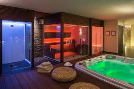 Где можно арендовать сауну с джакузи и комнатой отдыха в Красноярске на вечер пятницы?