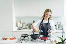 Dalam memasak, tentu kamu membutuhkan berbagai alat memasak. Biar Masak Tak Kelamaan Di Dapur Lakukan 6 Trik Ini