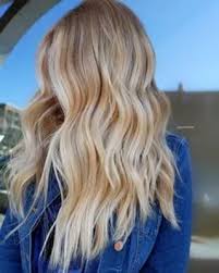 Questo soprattutto quando si ha una base scura, tipo castana o nera, grazie ai riflessi si ha subito un effetto caldo e naturale che stupisce tutte le donne e anche il pubblico dei maschietti. Capelli Lunghi Biondi Colori Della Moda Autunno Inverno 2021
