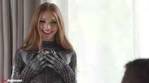 スパイダーマンのコスプレをした赤毛の痴女がフェラチオの後、桃色のマンコに巨根を挿入される