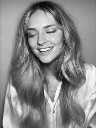 Ellen Everett's Instagram, Twitter & Facebook