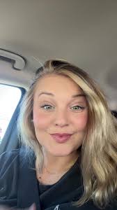 Alyssa Roberts (@lifelooksbeautiful)