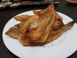 Panaskan minyak goreng yang banyak dalam wajan, goreng ikan secara bertahap. 5 Tips Mengolah Ikan Asin Agar Lezat Dan Tak Bau Mudah Banget