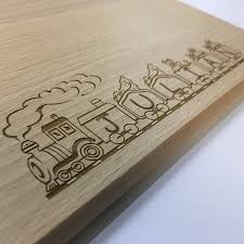 Das Vesperbrett Fur Kinder Mit Namensgravur Als Lok Dieses Fruhstucksbrett Aus Holz Wird Mit Einem Nam Fruhstucksbrettchen Holz Holz Gravieren Vorlagen Gravur