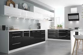 Ob schwarze, weiße oder beige fronten, ob lila, bordeaux oder grün, ihre wahlmöglichkeiten wenn sie unsere einrichtungsideen inspiriert haben, können sie ihre neue küche komplett in hochglanz. Kuchenzeile Platinum Einbaukuche 480cm Weiss Fronten Mdf Schwarz Hochglanz Platinum Front Hochglanz Kuchenschranke Mit Mdf Fronten Kuche Feldmann Wohnen Gmbh Online Shop