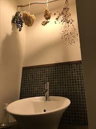 洗面所に流木で吊るしたドライフラワー 造作洗面台 名古屋モザイクタイル 造作 洗面台 名古屋モザイク タイル 壁掛け棚