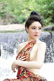 Selain itu, parasnya begitu cantik meski hanya tampak dari samping. Pinterest