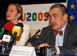 Ze schwarzenbergu, v německojazyčném prostředí také karl fürst zu schwarzenberg, celým jménem karel jan nepomuk josef norbert bedřich antonín vratislav menas kníže ze schwarzenbergu. Foto Vzestupy A Pady Karla Schwarzenberga Aktualne Cz