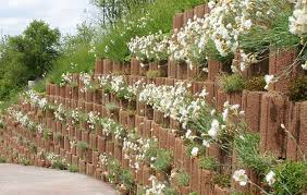 Immer dann, wenn zum garten ein hang oder eine böschung gehört, die sich nicht oder nur mit einem großen aufwand beseitigen lassen, stellt sich früher oder später die frage nach dem schutz vor dem abrutschen. Hangbefestigung Individuelle Losungen Fur Ihren Garten Baustoffe Fur Haus Garten Wuppertal Schwelm Solingen Remscheid Velbert