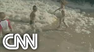 Espuma de mar sl inscrita en el registro mercantil de almería. Banhistas Se Divertem Com Espuma Do Mar Na Australia Novo Dia Youtube