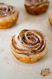 Roses Feuilletees Aux Pommes J Amene Le Dessert Rose Feuilletee Aux Pommes Dessert Noel Facile Gateaux Et Desserts