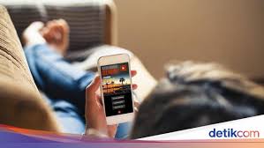Nah, saat ini ada berbagai aplikasi nonton film dan serial tv hingga channel tv yang bisa digunakan langsung dari smartphone anda secara legal. 4 Keuntungan Nonton Film Online Lewat Smartphone
