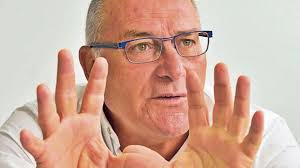 Manolo López Santana: "No vinculo los 'e-sports' con el deporte, cada uno  en su área"