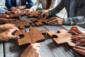 Modificar la estructura de una obra, disposición, empresa, proyecto, organización