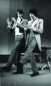 Bună vremi, bună sara gazdă bună, gazdă mare am vinit cu vorbi buni după datini străbuni. Povestea Unui Musical BunÄƒ Seara Domnule Wilde Yorick