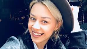 Oana nechiti und erich klann sind seit fast 10 jahren ein paar, davon tanzten sie die letzten sechs bei instagram platzte ihm kürzlich der kragen: Oana Nechiti Und Erich Klann So Gross Ist Ihr Sohn Schon