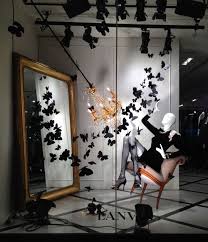 While Walking Along Madison Ave This Week I Came Upon Many Creative And Eye Catching Window Dis Fashion Window Display Shop Window Displays Shop Window Design