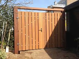 van tuinhekken en schuttingpoorten tot brede dubbele poorten en hekwerken waar een auto met gemak doorheen kan heijboer tuinhout bou tuin poorten tuin tuinhek