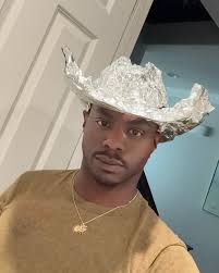 The cowboy hat is pretty fire. 🤠