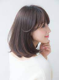 顔型や骨格をカバーし 似合わせがしやすいスタイルです 軽く動きが出るようにしました カットで形になりパーマなしでも スタイリングも簡単にできます 時間がなく忙しい方にお勧めです お気軽にご相談ください 髪型 ボブ 白髪染 髪型