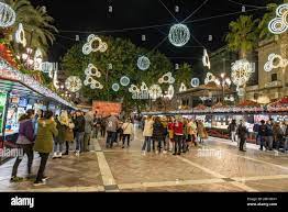 Huelva, Spagna - 27 dicembre 2022: Folla di persone che visitano i  mercatini di Natale in Plaza de las Monjas, nel centro della città di Huelva  Foto stock - Alamy