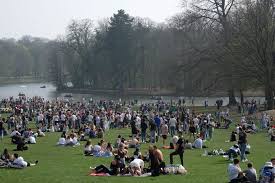 Riot police are trying to disperse crowds in brussels' bois de la cambre after thousands of people showed up to la boum, a fake festival that was photos and videos on social media show large crowds of young people dancing and partying, but police spokesperson ilse van de keere told the. Qd6f9f17qymkom