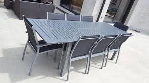 Table De Jardin Deco Je Pose Mon Oreille Sur Le Plateau D Une Table Qui A Les Pieds Dans L Eau Silence Radio Silence Outdoor Furniture Outdoor Decor Home
