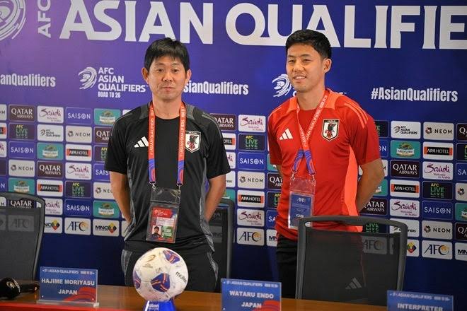 日本代表の記者会見で驚きの光景！ 森保監督と遠藤航に清水ユニ着用＆女性のインドネシア記者が駆け寄りまさかの…【現地発】 | サッカーダイジェストWeb