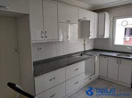 Laminam tezgah porselen ve cam bileşimiyle üretilen 162 x 324 ölçülerinde dev boyutlarla hem mutfak tezgahı laminam tezgah antibakteriyel olup çizilmez leke almaz yanmaz bir porselen tezgah ürün nemli bir bez veya kağıt havlu üzerine bir miktar aşındırıcı olmayan ve düşük oranda çamaşır suyu. Mutfak Tezgahi Fiyatlari Ve Dikkat Edilmesi Gerekenler Tel 0533 713 4120