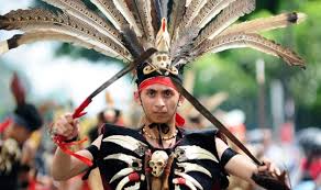 Pakaian adat upacara kalimantan selatan. Keunikan Pakaian Adat Kalimantan Lengkap Kalian Wajib Tahu
