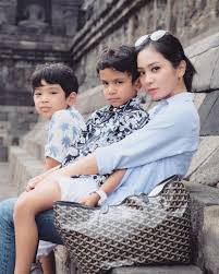 Kemudian ada nama tyas mirasih, yuni shara, bunga zainal, dan velove vexia. 5 Potret Mantan Raffi Ahmad Yang Menikah Dengan Lelaki India Matamata Com