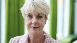 De smyckar engelske flygarens grav