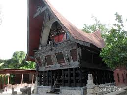 Rumah adat suku batak di daerah sumatera utara namanya rumah bolon atau sering disebut dengan rumah gorga. Melihat Rumah Adat Batak Di Museum Batak Tomok Foto 4